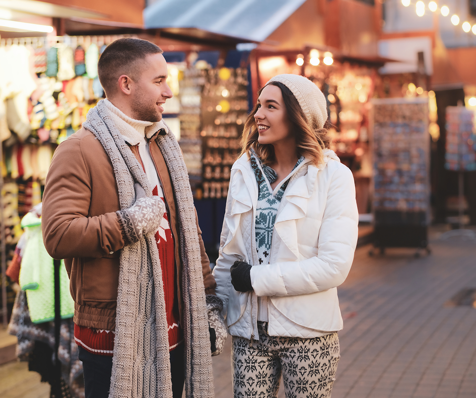 Emberek a karácsonyi vásárban